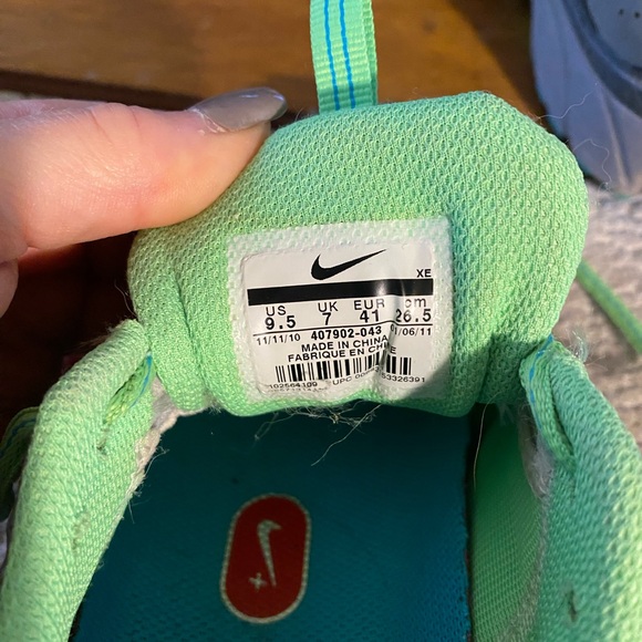 Women’s Nike Athletic Shoes size 9.5 - Picture 2 of 5